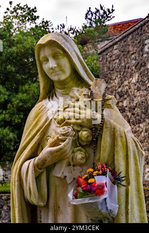 La statue de la Bienheureuse Vierge marie dans la promenade du Rosaire. Les Frères, Aylesford, Kent Banque D'Images