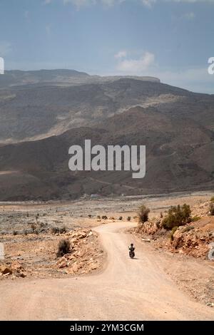 motocycliste sur la route de terre jabal shams oman moyen-orient Banque D'Images