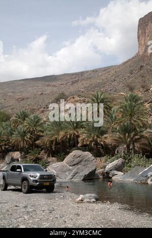 baignade en famille dans les montagnes de wadi ghul hajar al hamra oman moyen-orient Banque D'Images