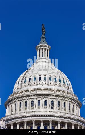 Le dôme du Capitole symbolise le centre du gouvernement - et est le centre de la grille de rue de Washington DC. Le dôme est en fonte peinte pour imiter la pierre. Banque D'Images