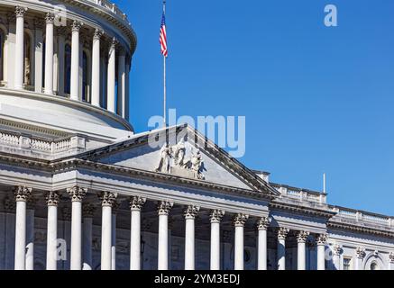 Un des quatre drapeaux du Capitole, sur le fronton au-dessus du portique central du Front est, sous le dôme du Capitole. Banque D'Images