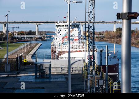 Vraquier CSL,-Laurent approchant de l'écluse 3 du canal Welland à proximité de Catharines, Ontario, Canada Banque D'Images