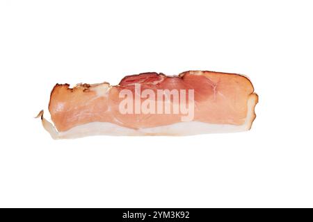 Un morceau de bacon est coupé en deux. Le bacon est rose et a une texture légèrement croustillante Bacon isolé sur fond blanc. Banque D'Images