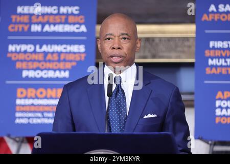 New York, New York, États-Unis. 19 novembre 2024. Le maire de la ville de New York, ERIC ADAMS, tient un point de presse en personne à l'hôtel de ville, soulignant des questions cruciales telles que la sécurité publique, les réformes policières et les progrès en matière d'éducation. Le maire Adams a renforcé l'accent mis par son administration sur le renforcement de la confiance, la promotion de la transparence et la conduite de changements percutants dans la ville. (Crédit image : © Luiz Rampelotto/ZUMA Press Wire) USAGE ÉDITORIAL SEULEMENT! Non destiné à UN USAGE commercial ! Banque D'Images