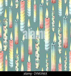 Bougies festives multicolores avec feu, pour un gâteau, un anniversaire, des vacances sur un fond turquoise. Illustration aquarelle, dessinée à la main. Sans couture Banque D'Images