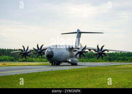 Liepaja, Lettonie- 16 juin 2024 : Airbus C.1 A400M Atlas de la Royal Air Force de la RAF ZM401, avion cargo militaire sur la piste de l'aéroport Banque D'Images