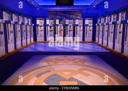 LES VESTIAIRES DE LA PREMIÈRE ÉQUIPE DU STADE SANTIAGO BERNABEU DU REAL MADRID UTILISÉS PRÉCÉDEMMENT PAR CRISTIANO RONALDO, DAVID BECKHAM, ZIDANE ET LUIS FIGO Banque D'Images