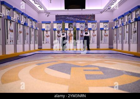 LES VESTIAIRES DE LA PREMIÈRE ÉQUIPE DU STADE SANTIAGO BERNABEU DU REAL MADRID UTILISÉS PRÉCÉDEMMENT PAR CRISTIANO RONALDO, DAVID BECKHAM, ZIDANE ET LUIS FIGO Banque D'Images