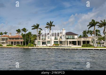 Fort Lauderdale, Floride, États-Unis - 2 décembre 2024 : Maison de luxe au bord de la voie navigable à Fort Lauderdale Banque D'Images