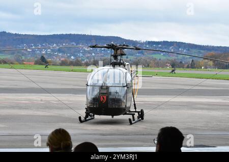 Indienststellung des Leichten Kampfhubschraubers LKH am Internationalen Hubschrauberausbildungszentrum in Bückeburg Vor der Halle wurde ein Hubschrauber vom Typ Aluette 2 gezeigt. Dieser wurde schon Anfang der 80iger Jahre BEI der Bundeswehr ausgemustert. Hintergrund : Der Leichte Kampfhubschrauber Abkürzung LKH wird von Airbus Helicopters unter der Typenbezeichung H 145M gebaut. Er wird künftig als Ausbildungshubschrauber am Internationalen Hubschauberausbildungszentrum in Bückeburg eingesetzt. Der LKH wird als sogenannte Brückenlösung bis zur Entscheidung über einen Nachfolger des Kampfhubsch Banque D'Images