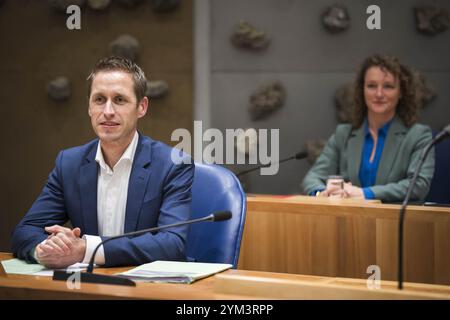 DEN HAAG - Michiel van Nispen (SP) et Renske Leijten lors d'un débat à la Chambre des représentants sur un amendement constitutionnel pour le référendum correctif contraignant. ANP FREEK VAN DEN BERGH pays-bas Out - belgique Out Banque D'Images