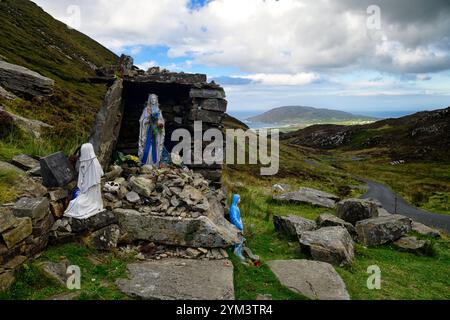 Grotte en bord de route, sanctuaire Saint en bord de route, grotte catholique, sanctuaire Saint catholique, vue d'Urris depuis Mamore Gap, vue de Dunaff depuis Mamore Gap, Clonmany, Gap Banque D'Images