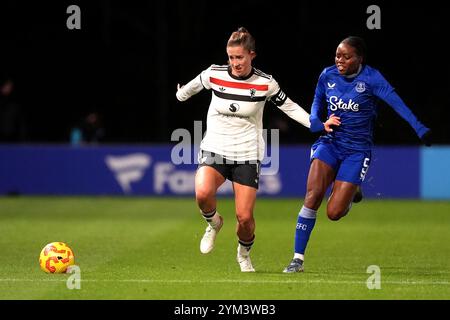 Maya le Tissier de Manchester United (à gauche) et Toni Payne d'Everton s'affrontent pour le ballon lors du match de la FA Women's League Cup Group A au Walton Hall Park Football Pitch, Liverpool. Date de la photo : mercredi 20 novembre 2024. Banque D'Images