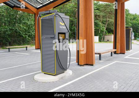 Station de recharge Fastned pour la recharge rapide des batteries des voitures électriques modernes. Fastned est une entreprise néerlandaise qui possède un réseau de recharge ev en pleine croissance Banque D'Images