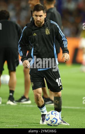 L'attaquant argentin Lionel Messi regarde pendant l'échauffement avant le match de qualification sud-américain contre le Pérou pour la Coupe du monde de la FIFA 2026 au stade la Bombonera à Buenos Aires le 19 novembre 2024. Banque D'Images