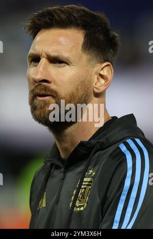 L'attaquant argentin Lionel Messi regarde pendant l'échauffement avant le match de qualification sud-américain contre le Pérou pour la Coupe du monde de la FIFA 2026 au stade la Bombonera à Buenos Aires le 19 novembre 2024. Banque D'Images