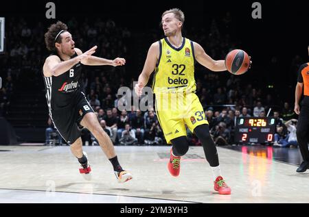 Arturs Zagars (Fenerbhace) (R) en action contrarié par Alessandro Pajola (Virtus Bologna) lors du match de basket-ball Turkish Airlines Euroleague entre Virtus Segafredo Bologna et Fenerbhace Beko Istanbul à l'Unipol Arena, Casalecchio (Bologne), Italie, 20 novembre 2024 - photo : Michele Nucci Banque D'Images