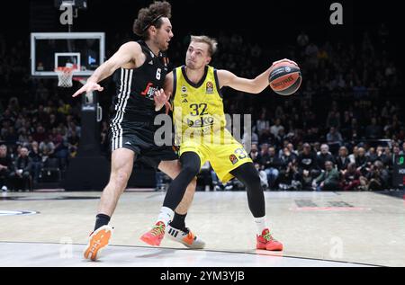 Arturs Zagars (Fenerbhace) en action contrarié par Alessandro Pajola (Virtus Bologna) lors du match de basket-ball Turkish Airlines Euroleague entre Virtus Segafredo Bologna et Fenerbhace Beko Istanbul à l'Unipol Arena, Casalecchio (Bologne), Italie, 20 novembre 2024 - photo : Michele Nucci Banque D'Images