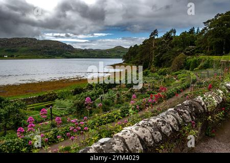 Vue depuis le jardin Botanical Park Inverewe sur la côte atlantique du Loch Ewe dans les Highlands d'Écosse, Royaume-Uni Banque D'Images