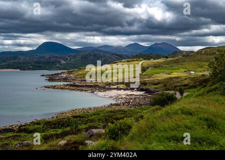 Paysage rural avec vue sur la baie de Gruinard et la plage sur la côte des Highlands en Écosse, Royaume-Uni Banque D'Images