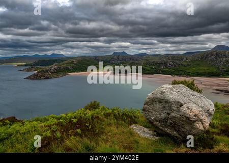 Paysage rural avec vue sur la baie de Gruinard et la plage sur la côte des Highlands en Écosse, Royaume-Uni Banque D'Images