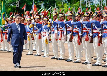 Brasilia, Brésil. 20 novembre 2024. Le président chinois Xi Jinping, inspecte la garde d'honneur lors de la cérémonie d'arrivée des honneurs au Palais présidentiel, le 20 novembre 2024 à Brasilia, au Brésil. Les deux dirigeants ont ensuite signé des douzaines d'accords commerciaux et de développement élargissant leurs relations bilatérales. Crédit : Ricardo Stuckert/Palacio do Planalto/Alamy Live News Banque D'Images