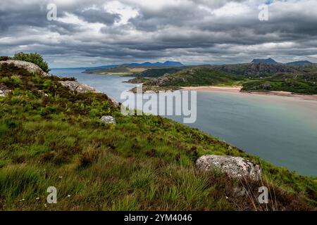 Paysage rural avec vue sur la baie de Gruinard et la plage sur la côte des Highlands en Écosse, Royaume-Uni Banque D'Images