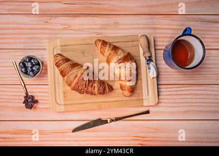 Faire de la confiture à la maison est facile ; vous n'avez besoin que de fruits, de sucre et, dans certains cas, de pectine Banque D'Images