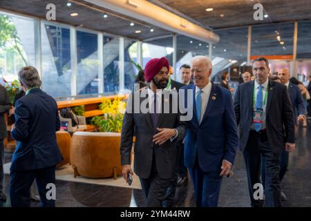 Rio de Janeiro, Brésil. 18 novembre 2024. Joe Biden, président américain, marche avec Ajay Banga, président de la Banque mondiale, à gauche, au Sommet du Groupe des 20 pays industrialisés, le 18 novembre 2024 à Rio de Janeiro, Brésil. Crédit : Adam Schultz/White House photo/Alamy Live News Banque D'Images