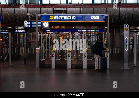 Portails automatisés pour le contrôle des billets à Amsterdam Sloterdijk, pays-Bas, 15 novembre 2024 Banque D'Images