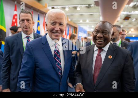 Rio de Janeiro, Brésil. 19 novembre 2024. Le président américain Joe Biden blague avec le président sud-africain Cyril Ramaphosa, à droite, au Sommet du Groupe des 20 pays industrialisés, le 19 novembre 2024 à Rio de Janeiro, Brésil. Crédit : Adam Schultz/White House photo/Alamy Live News Banque D'Images