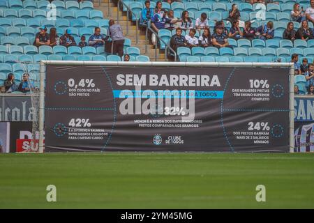 Porto Alegre, Brésil. 20 novembre 2024. RS - PORTO ALEGRE - 11/20/2024 - CHAMPIONNAT BRÉSILIEN 2024, GREMIO x JUVENTUDE - Gremio, campagne contre le racisme, dans le but de l'Arena, avant le match contre la Juventude photo : Luis Felipe Amorin/AGIF crédit : AGIF/Alamy Live News Banque D'Images