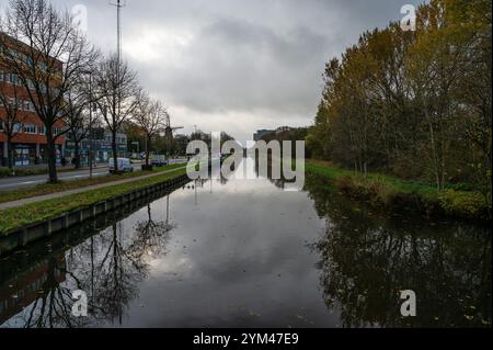 Reflets automnaux naturels dans le canal des jardins Tuinpark Nut en Genoegen à Amsterdam, pays-Bas, 14 novembre 2024 Banque D'Images