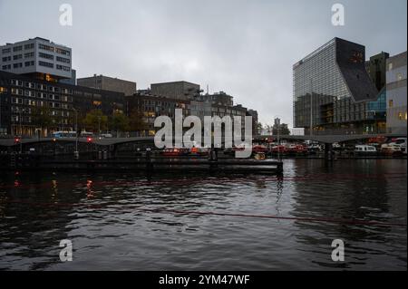 L'Ijdock avec appartements contemporains et immeubles de bureaux et l'hôtel Altana Amsterdam, pays-Bas, 14 novembre 2024 Banque D'Images