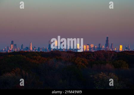 Chicago, Illinois - L'horizon de Chicago en fin d'après-midi, photographié depuis Rosemont, Illinois, près de l'aéroport O'Hare. Banque D'Images