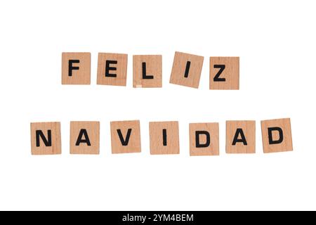 'Feliz Navidad' sur de petits carreaux de bois sur fond blanc Banque D'Images
