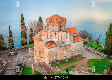 Saint Jean le théologien, Kaneo, une ancienne église orthodoxe située sur la falaise au-dessus de la plage Kaneo surplombant le lac Ohrid dans la ville d'Ohrid, Nord Mac Banque D'Images