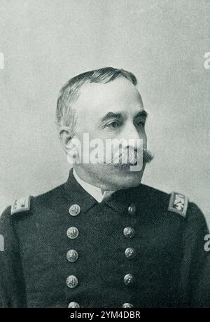 La légende de la fin des années 1800 se lit comme suit : « Amiral George Dewey, héros de Manille ». George Dewey (1837-1917) était amiral de la Marine, la seule personne dans l'histoire des États-Unis à avoir atteint ce grade. Il est surtout connu pour sa victoire à la bataille de la baie de Manille (1er mai 1898) pendant la guerre hispano-américaine, avec la perte d'un seul membre d'équipage du côté américain. Banque D'Images