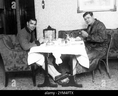 Champion de boxe Jack Dempsey et légende du baseball Babe Ruth au petit déjeuner, 1923 Banque D'Images