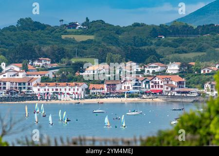 Port de pêche fort de Ciboure et Socoa sur la côte basque, formation de yacht, connu pour sa belle architecture, ses plages de sable fin, sa cuisine, Sud de la France, Basqu Banque D'Images