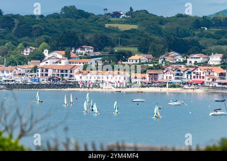 Port de pêche fort de Ciboure et Socoa sur la côte basque, formation de yacht, connu pour sa belle architecture, ses plages de sable fin, sa cuisine, Sud de la France, Basqu Banque D'Images