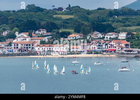 Port de pêche fort de Ciboure et Socoa sur la côte basque, formation de yacht, connu pour sa belle architecture, ses plages de sable fin, sa cuisine, Sud de la France, Basqu Banque D'Images