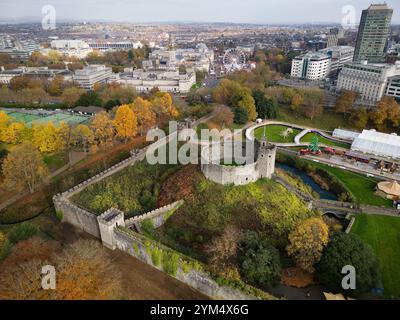 Vue aérienne de la patinoire extérieure de Cardiff Winter Wonderland dans le parc du château de Cardiff Banque D'Images