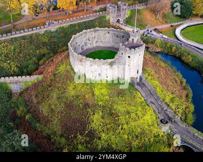 Vue aérienne du donjon du château de Cardiff entouré d'un superbe feuillage d'automne Banque D'Images