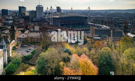 Vue aérienne du Cardiff Arms Park et du Principality Rugby Stadium avec des feuilles d'automne colorées Banque D'Images