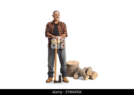 Homme mûr avec un tas de bois de chauffage appuyé sur une hache isolé sur fond bleu Banque D'Images