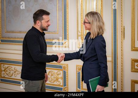 Kiev, Ukraine. 20 novembre 2024. Le président ukrainien Volodymyr Zelenskyy, à gauche, accueille Anna Bjerde, directrice générale des opérations de la Banque mondiale, pour des entretiens au Palais Mariinskyi, le 20 novembre 2024 à Kiev, en Ukraine. Crédit : Présidence ukrainienne/Bureau de presse présidentiel ukrainien/Alamy Live News Banque D'Images