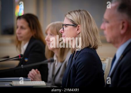 Kiev, Ukraine. 20 novembre 2024. Anna Bjerde, directrice générale des opérations de la Banque mondiale, écoute le président ukrainien Volodymyr Zelenskyy lors de discussions au Palais Mariinskyi, le 20 novembre 2024 à Kiev, en Ukraine. Crédit : Présidence ukrainienne/Bureau de presse présidentiel ukrainien/Alamy Live News Banque D'Images