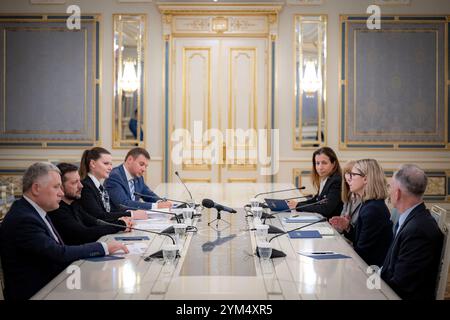 Kiev, Ukraine. 20 novembre 2024. Anna Bjerde, directrice générale des opérations de la Banque mondiale, commente lors d’une rencontre en personne avec le président ukrainien Volodymyr Zelenskyy et des délégations au Palais Mariinskyi, le 20 novembre 2024 à Kiev, en Ukraine. Crédit : Présidence ukrainienne/Bureau de presse présidentiel ukrainien/Alamy Live News Banque D'Images