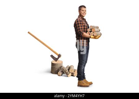 Homme portant des troncs de bois et coupant des arbres avec une hache isolé sur fond blanc Banque D'Images